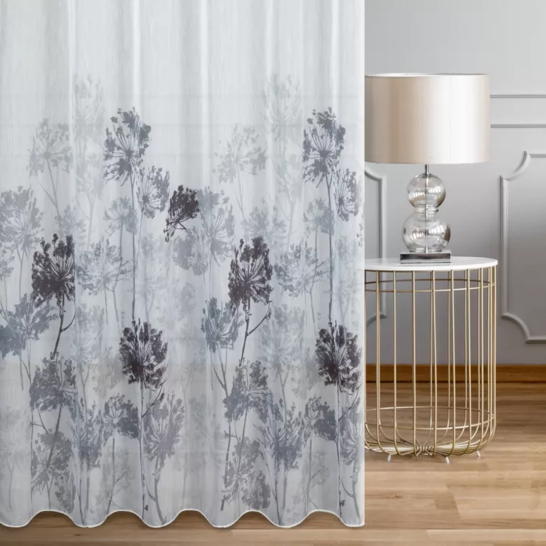Firana szyta na przelotkach biało grafitowa z delikatnej tkaniny typu BATYST, zdobionej nadrukiem roślinnym, wykończonej obciążnikiem