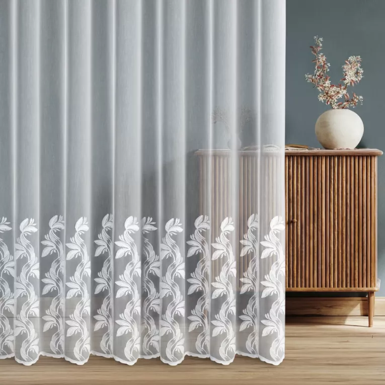 Firana szyta na flexach biała z tkaniny z efektem deszczyku, zdobionej roślinnym haftem