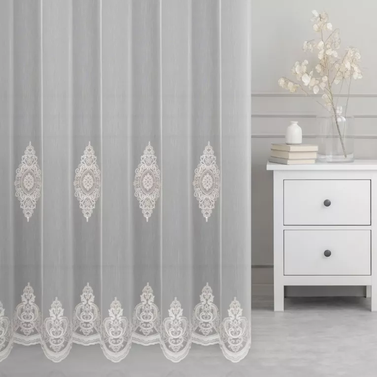 Firana szyta na przelotkach kremowo beżowa z miękkiej tkaniny typu ADEN, pokryta eleganckim haftem łańcuszkowym