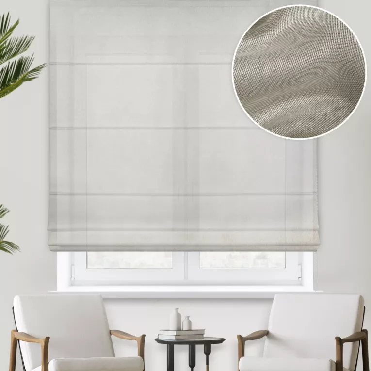 Roleta rzymska beżowa z gładkiej perłowej etaminy o naturalnym splocie, wykończona obciążnikiem