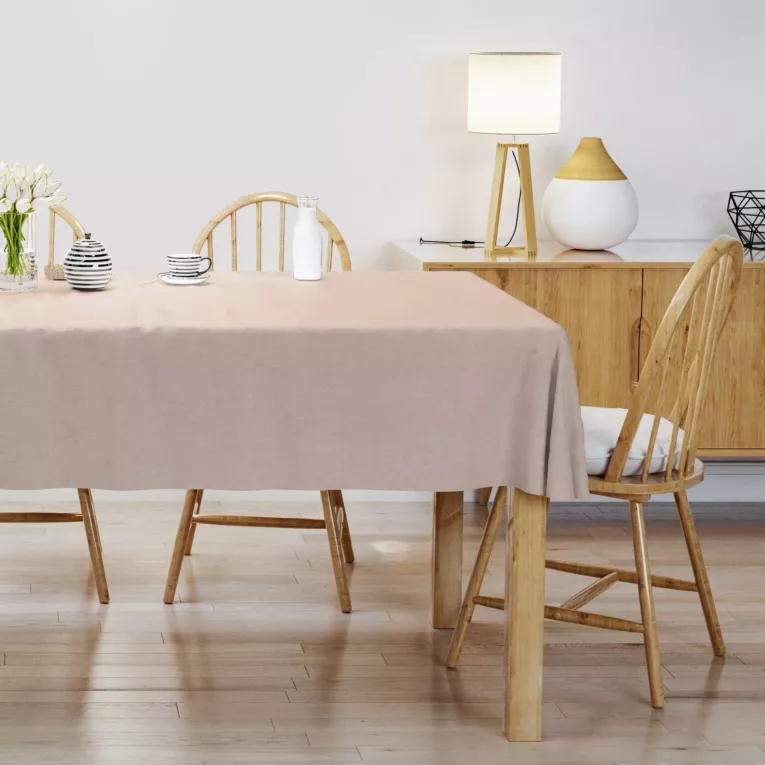 Obrus szyty ADESSA pudrowo różowy z miękkiej tkaniny o welurowej strukturze