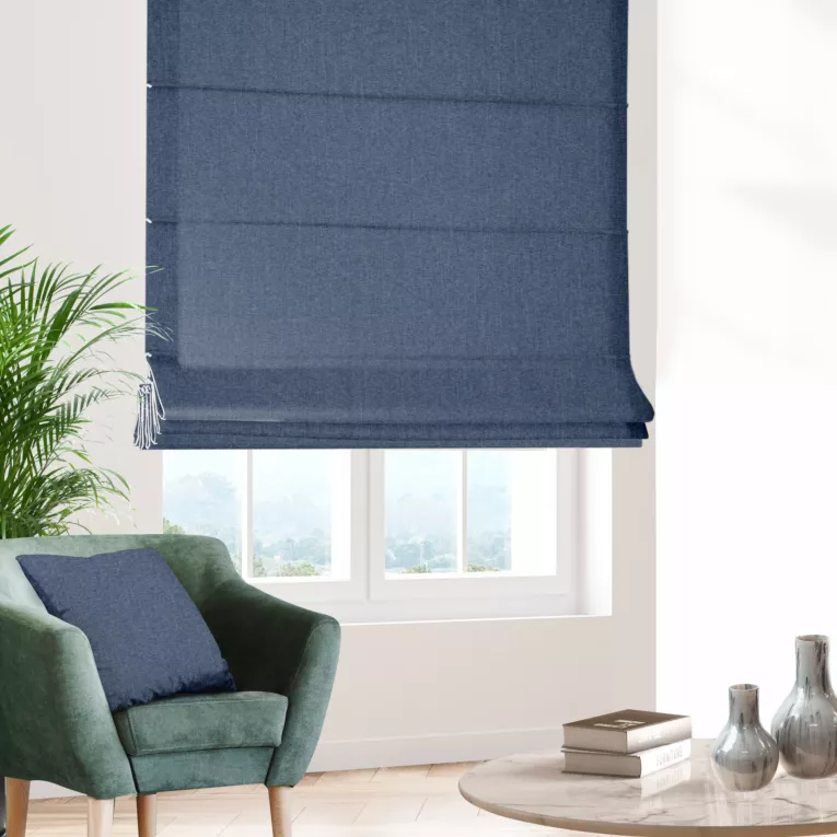 Roleta rzymska jasnoniebieska z miękkiej tkaniny o welurowej strukturze