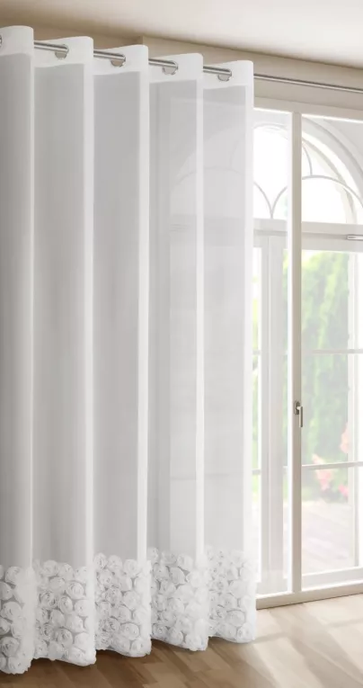 Zasłona biała zdobiona pasem aplikacji 3D róż 350x250 cm przelotka ROSES Eva Minge Eurofirany