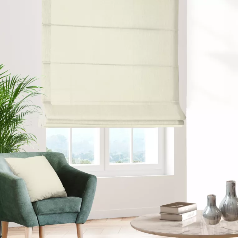 Roleta rzymska kremowa z miękkiej, matowej tkaniny w drobny geometryczny wzór