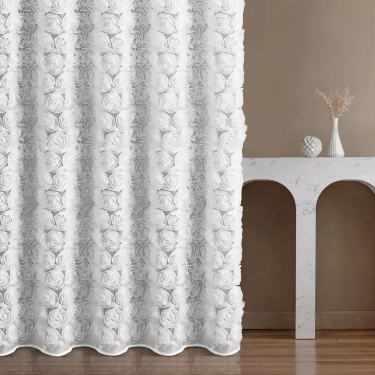 Zasłona szyta na tunelu biała z tkaniny typu siatka z różami po całości
