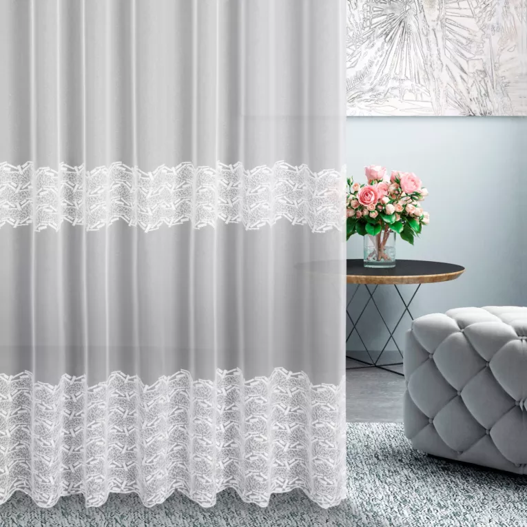 Firana szyta na przelotkach biała z delikatnie połyskującej tkaniny PERU zdobionej haftem w drobny geometryczny wzór tworzący poziome pasy