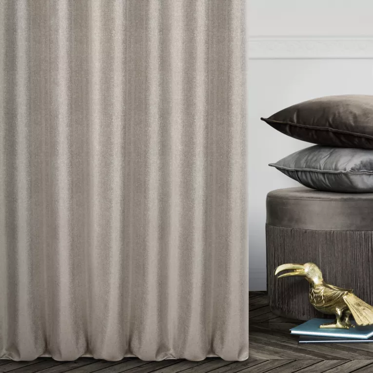 Zasłona szyta na taśmie fala beżowa z miękkiej tkaniny z widocznym ozdobnym splotem