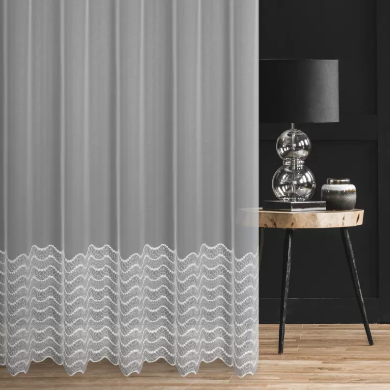 Firana szyta na flexach biała z delikatnie połyskującej tkaniny PERU zdobionej haftem tworzącym dwa poziome pasy