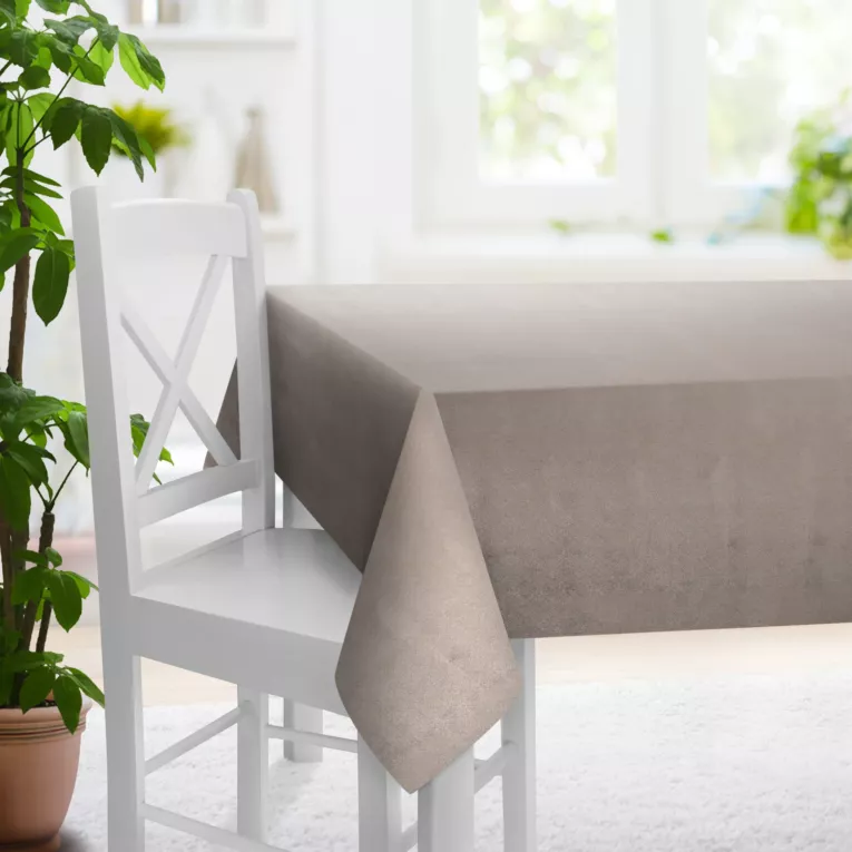 Obrus szyty beżowo szampański z tkaniny welwetowej z błyszczącym nadrukiem