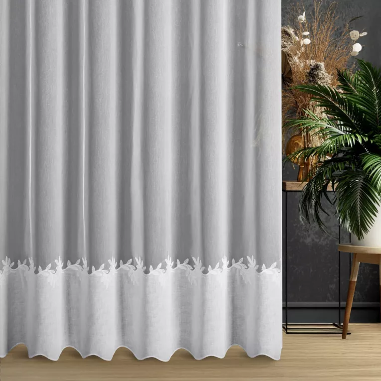 Firana szyta na flexach biała z matowej tkaniny z efektem deszczyku ozdobionej etaminową kornelią i haftem