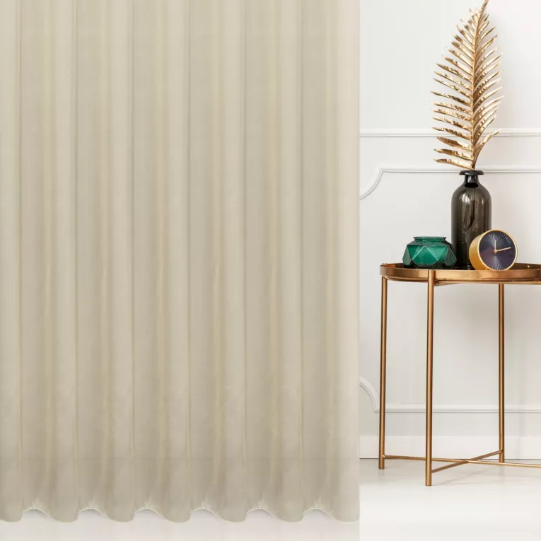 Firana szyta na tunelu beżowa z półprzezroczystej tkaniny o perłowym połysku, wykończonej obciążnikiem