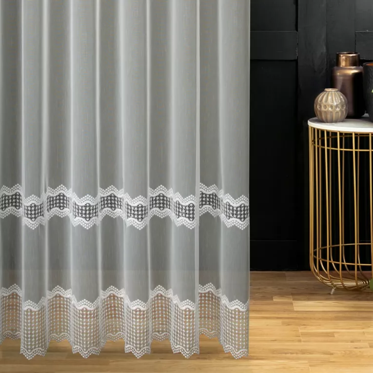 Firana szyta na tunelu naturalna z matowej tkaniny ozdobionej geometryczną aplikacją