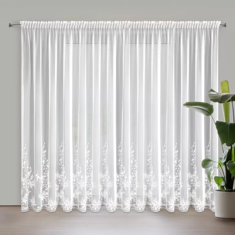 Firana biała z gładkiej tkaniny zdobiona pasem haftowanych kwiatów i perełek 350x270 cm taśma JULIA EVA MINGE Eurofirany