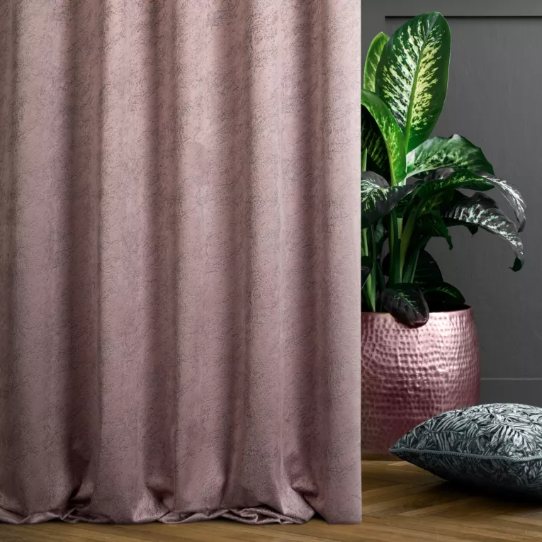 Zasłona szyta na taśmie 8 cm różowa z welwetowej tkaniny w drobny melanż