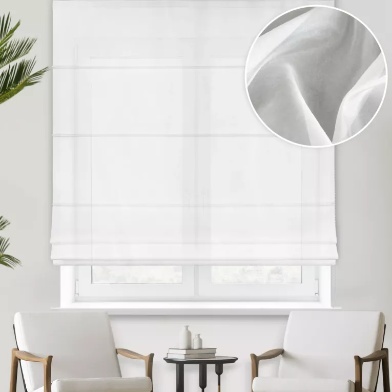 Roleta rzymska beżowa z błyszczącej tkaniny wykończonej obciążnikiem