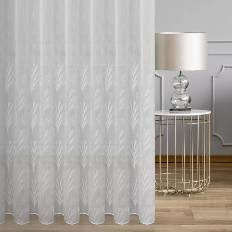 Firana szyta na flexach biało srebrna z tkaniny typu BATYST z delikatnie połyskującym, geometrycznym nadrukiem na dole tkaniny, wykończona obciążnikiem