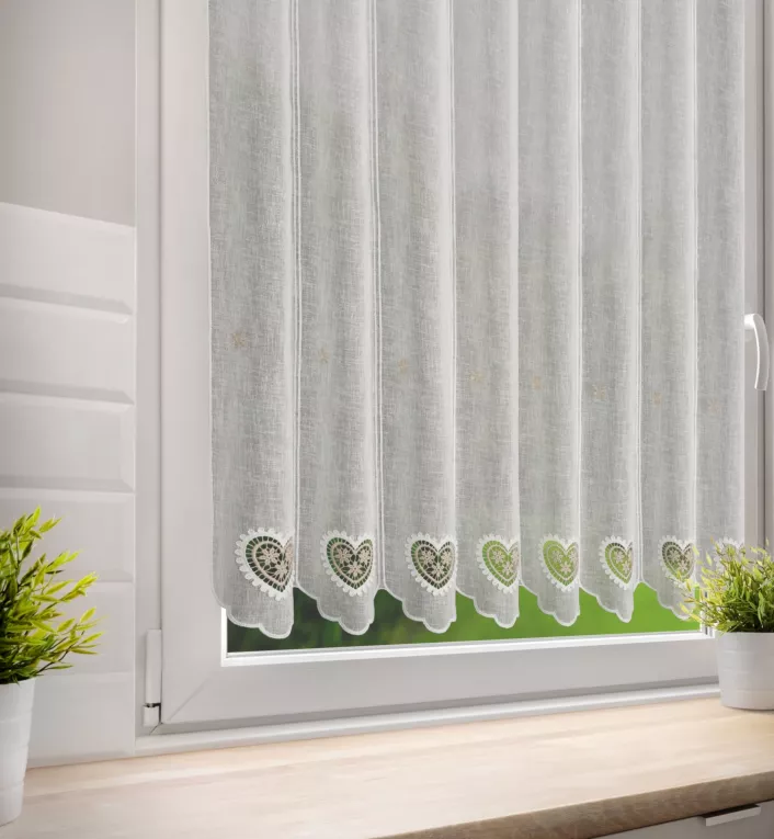 Tkanina firanowa zazdrostka z etaminy zdobiona haftowanymi ażurowymi sercami Eurofirany