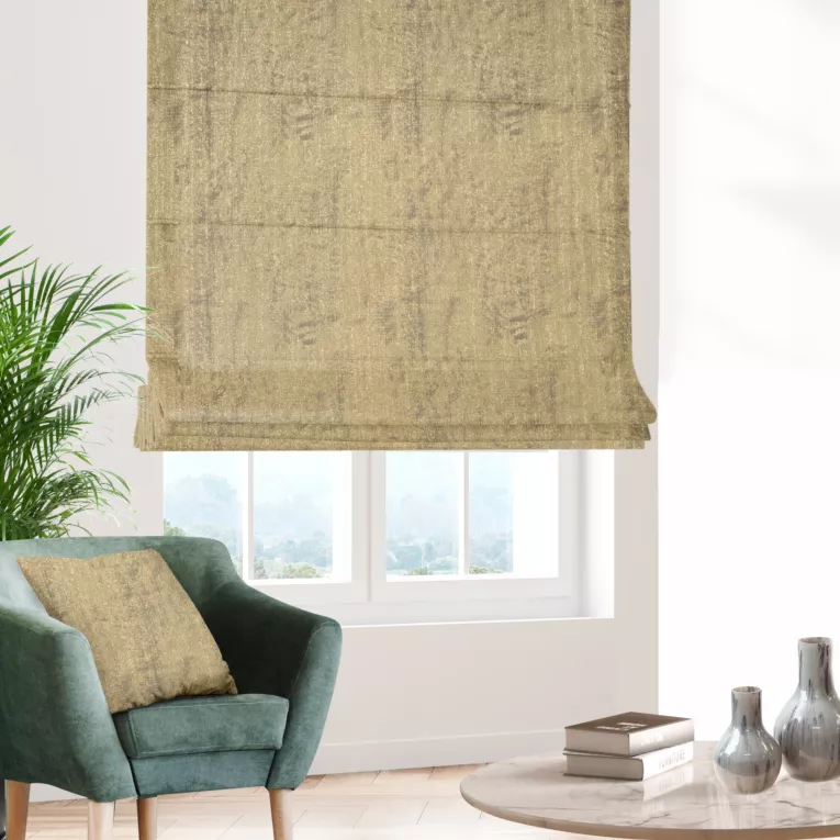 Roleta rzymska złota z lekko usztywnianej tkaniny z przecieranym wzorem