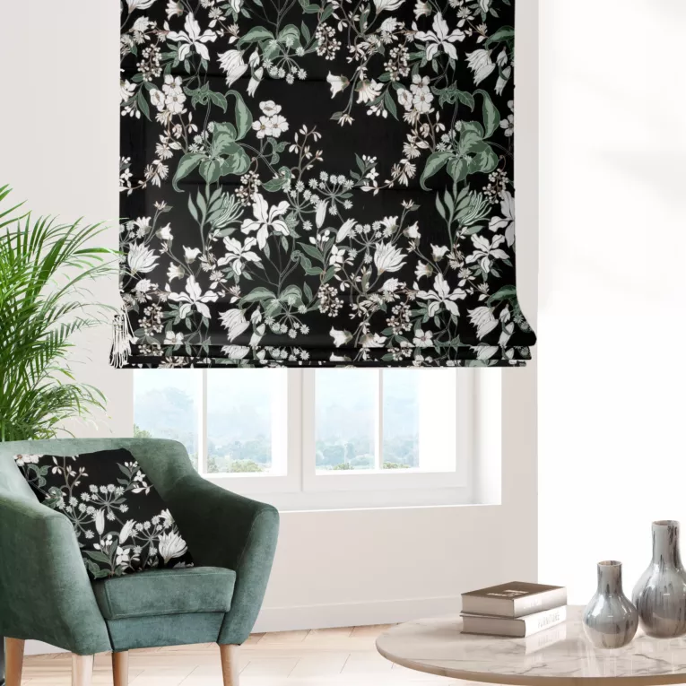 Roleta rzymska czarna miękka, welwetowa tkanina z kwiatowym nadrukiem