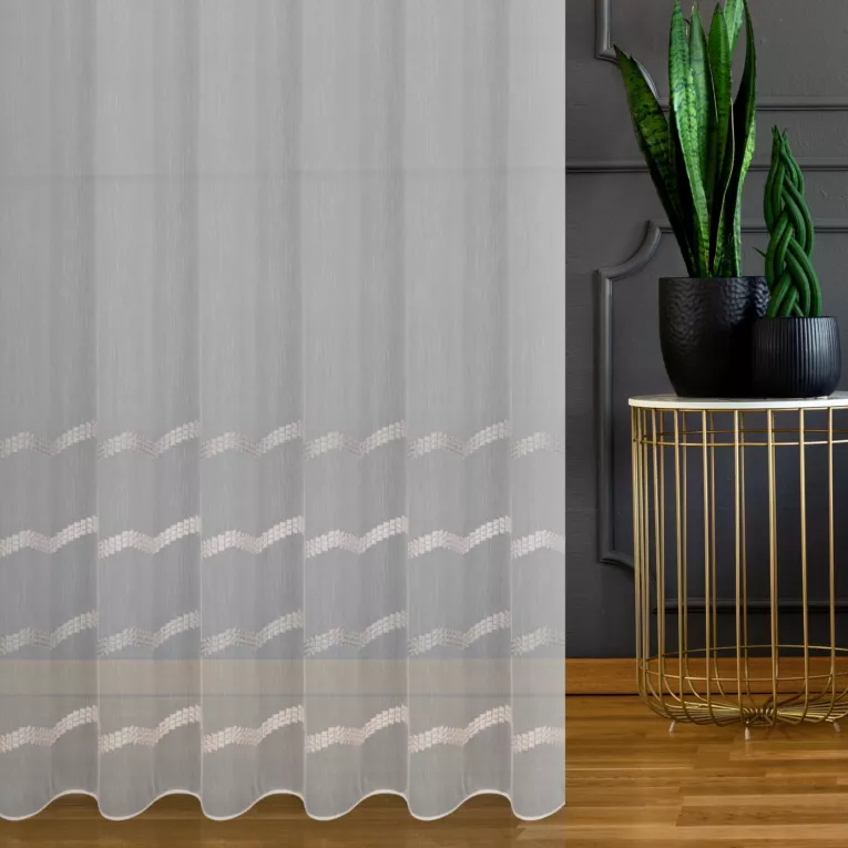 Firana szyta na przelotkach biała z miękkiej tkaniny aden pokryta eleganckim haftem wykończona obciążnikiem