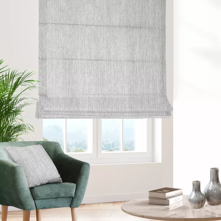 Roleta rzymska jasnoszaro popielata z tkaniny o wyraźnym splocie z efektem melanżu