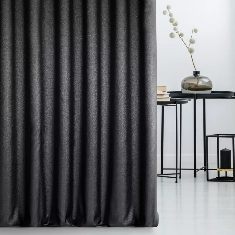 Zasłona szyta na taśmie 5 cm czarno srebrna z gładkiej tkaniny przeplatanej błyszczącą lureksową nicią