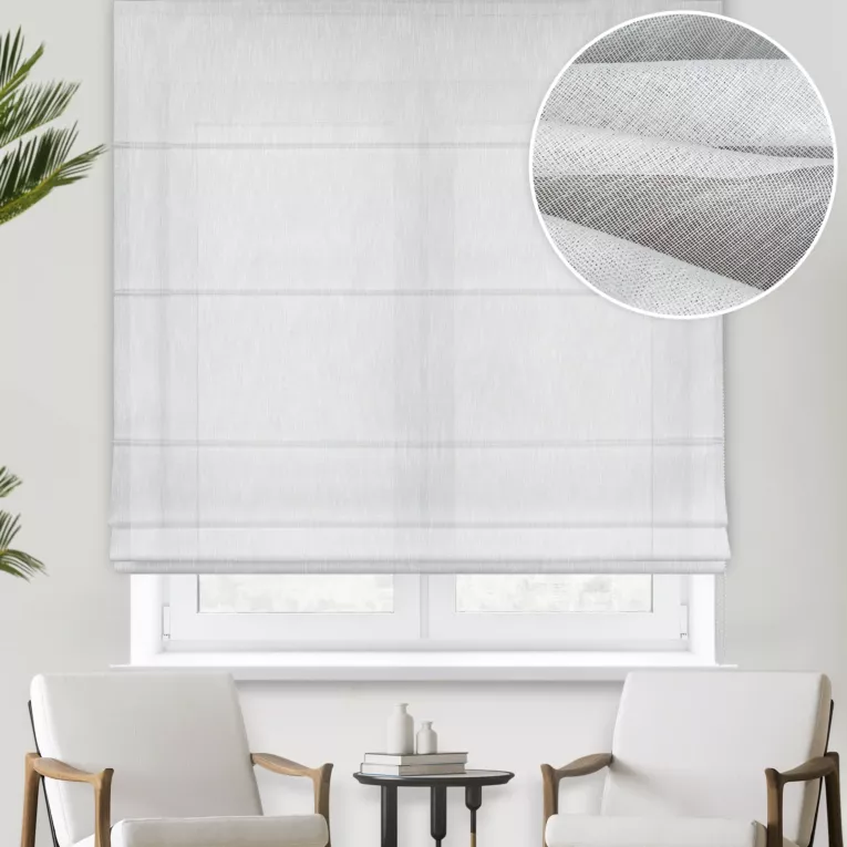 Roleta rzymska biała z delikatnej gładkiej etaminy, wykończonej obciążnikiem