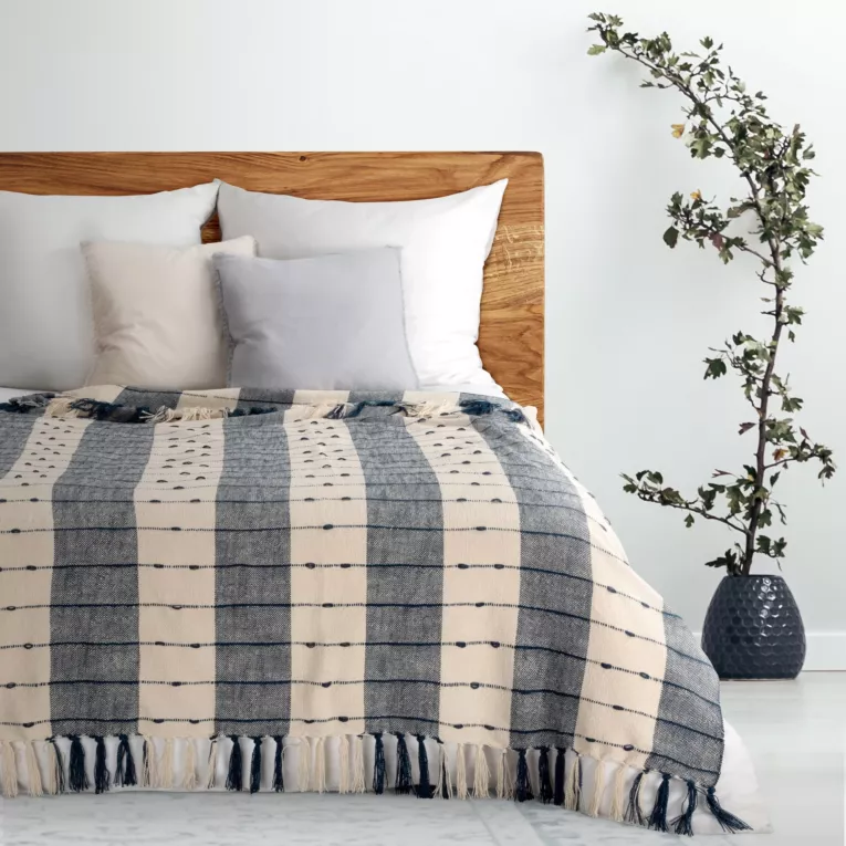 Koc  130x170 cm granatowo, kremowy w krate zdobiony frędzlami ERIE Eurofirany