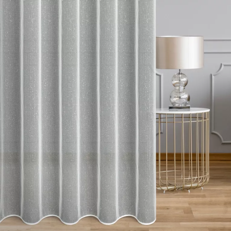 Firana szyta na flexach biała z połyskującej siateczki z moherową nicią, wykończona obciążnikiem