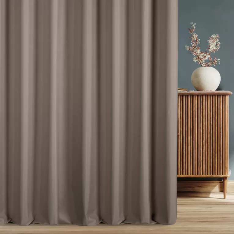 Zasłona szyta na tunelu ciemnobeżowa z tkaniny zaciemniającej blackout 100% o właściwościach termoizolacyjnych