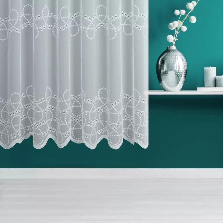 Firana szyta na przelotkach biała z matowej tkaniny PERU, zdobiona fantazyjnymi wzorami tworzącymi dwa poziome pasy