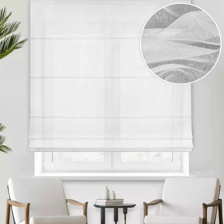 Roleta rzymska biała z gładkiej matowej markizety o gęstym splocie, wykończona obciążnikiem
