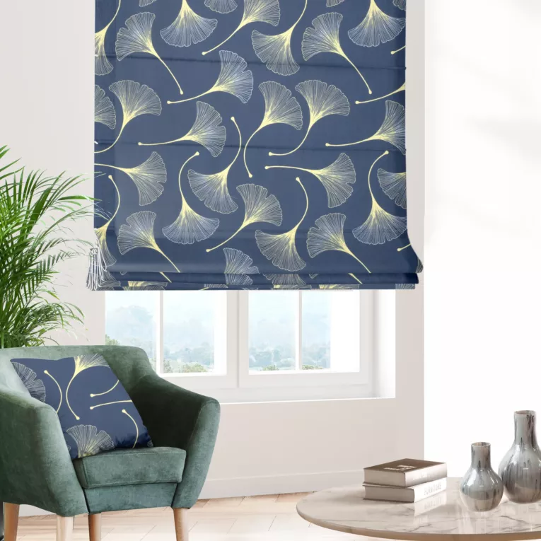 Roleta rzymska granatowo kremowa z tkaniny o naturalnym splocie z botanicznym wzorem