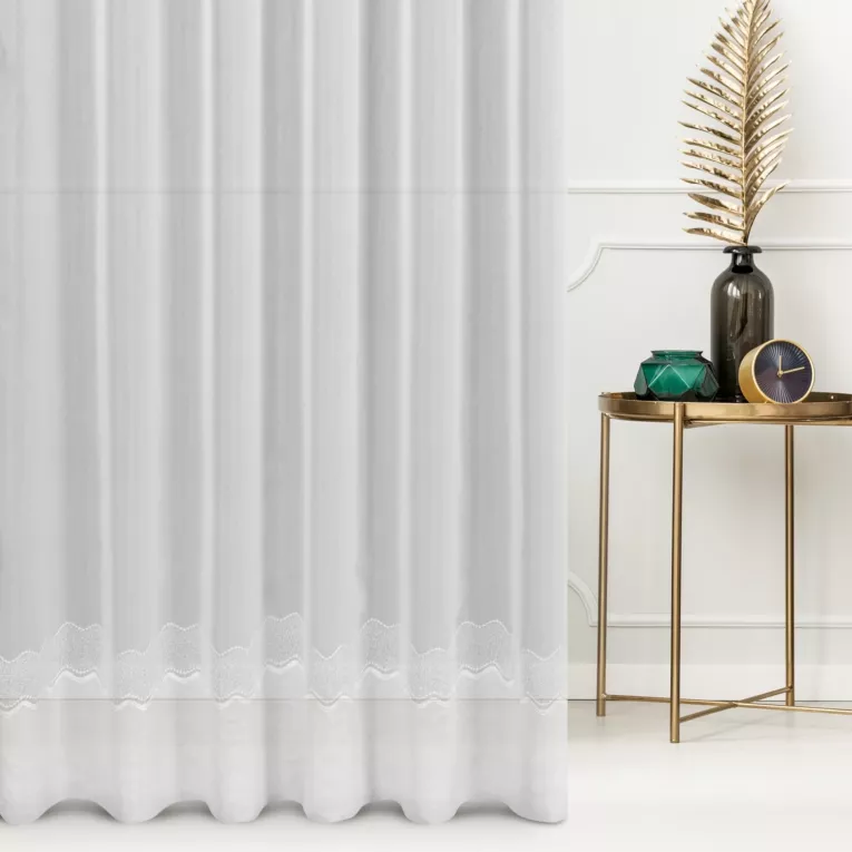 Firana szyta na tunelu biała z miękkiej tkaniny typu BATYST z ozdobnym podwinięciem i haftem u dołu tkaniny