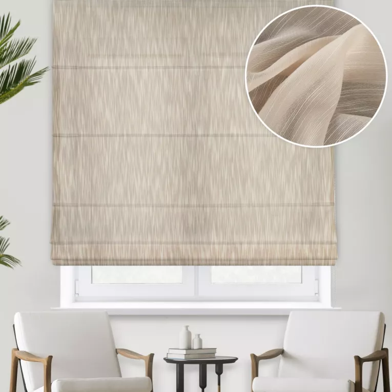 Roleta rzymska beżowa z delikantej, lejącej tkaniny z efektem deszczyku w postaci pionowych, nieregularnych linii, wykończona obciążnikiem