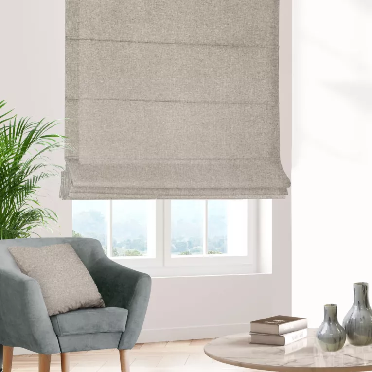 Roleta rzymska kremowa z tkaniny trudnopalnej, zaciemniającej, typu blackout z efektem melanżu