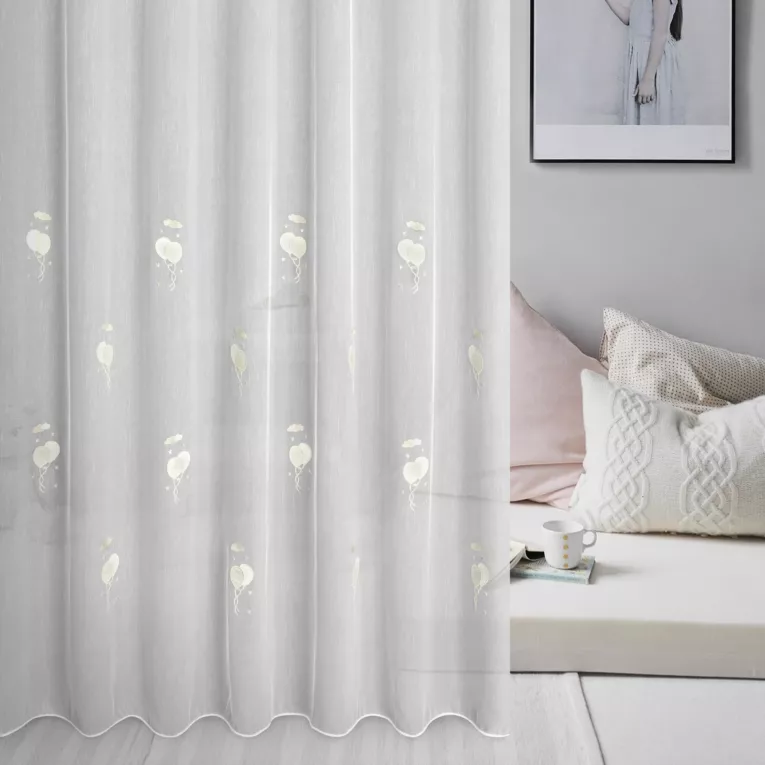 Firana szyta na flexach biała z eleganckiej tkaniny peru z malowniczą dziecięcą aplikacją