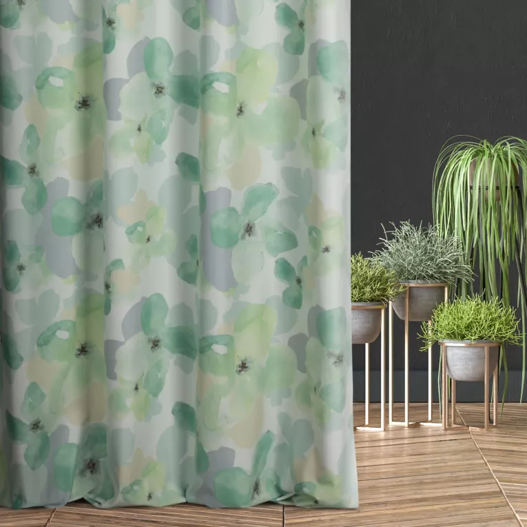 Zasłona szyta na flexach kremowo zielona z miękkiej tkaniny o lekkim splocie, pokryta modnym, botanicznym nadrukiem