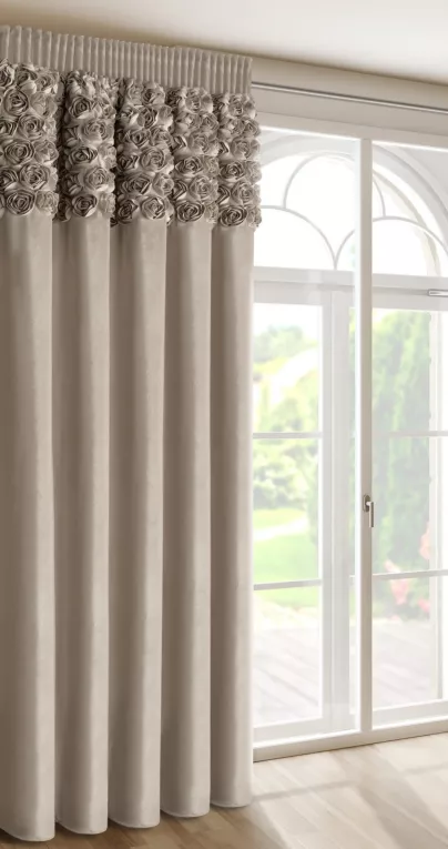 Zasłona ciemnobeżowa z welwetu zdobiona aplikacją 3D róż 140x270 cm taśma - ROSES Eva Minge Eurofirany