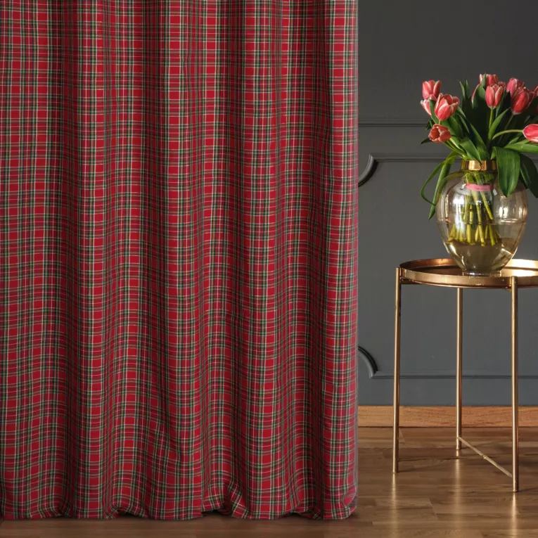 Zasłona szyta na przelotkach czerwono zielona z delikatnej tkaniny w kratkę zdobionej lurex nicią