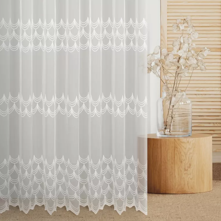 Firana szyta na flexach kremowa z tkaniny typu PERU MATOWE, zdobionej geometrycznym haftem w postaci poziomych pasów