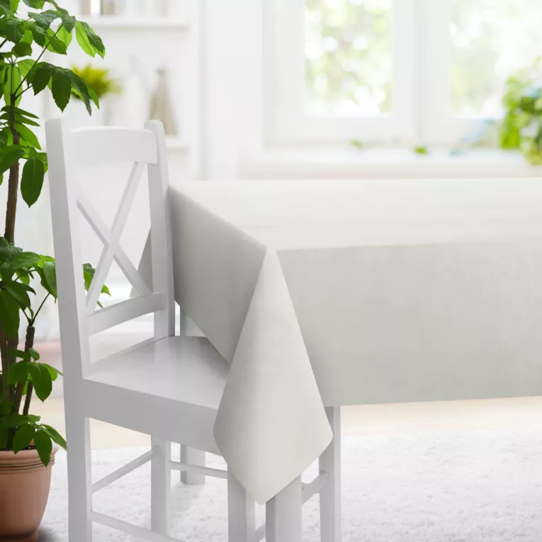 Obrus szyty ENYA jasnokremowy z miękkiej półmatowej tkaniny welwetowej