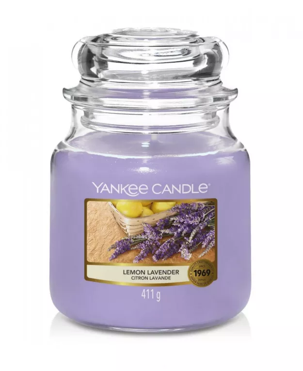 Średnia świeca zapachowa w szklanym słoiku z pokrywką YANKEE CANDLE o zapachu Lemon Lavender