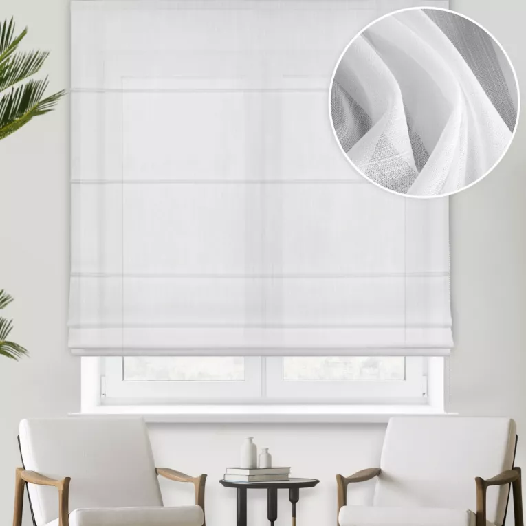 Roleta rzymska biała z miękkiej tkaniny z rysunkiem delikatnych linii wykończonej obciążnikiem