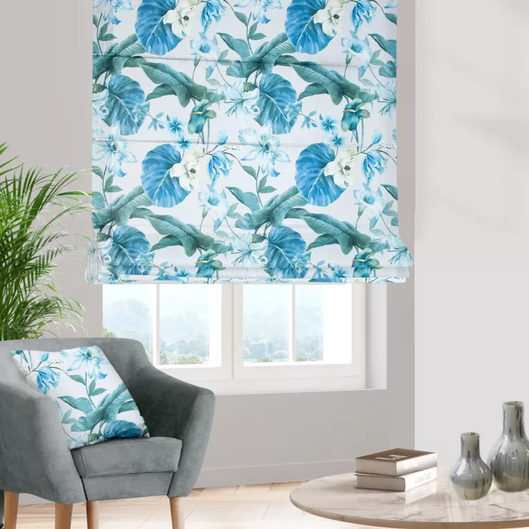 Roleta rzymska KATRINA biało niebieska z miękkiej tkaniny typu blackout drukowanej w kwiatowy wzór