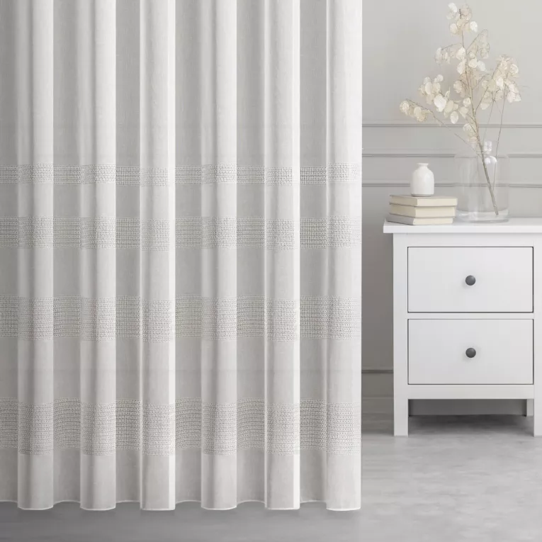 Firana szyta na tunelu ALFREDA naturalna z miękkiej etaminowej tkaniny ozdobionej ażurowymi pasami