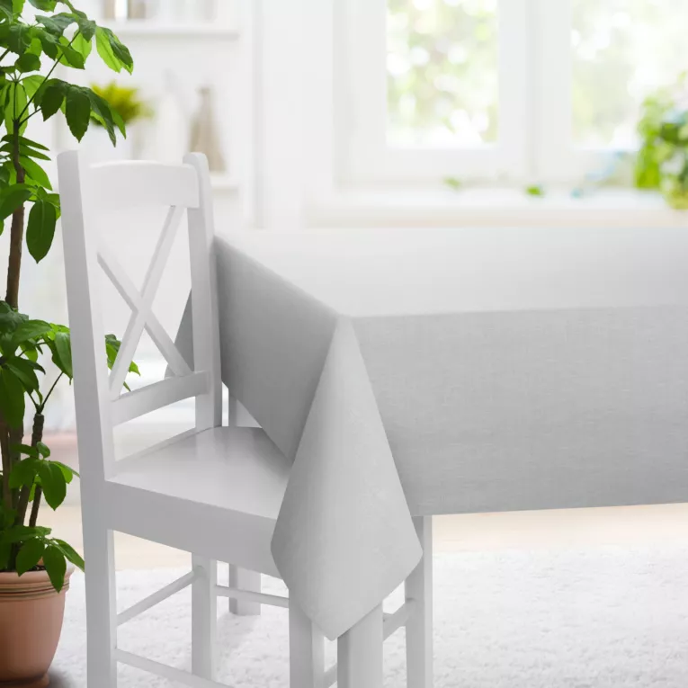 Obrus szyty naturalny z tkaniny szenilowej o wyraźnym splocie