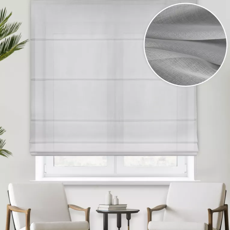 Roleta rzymska jasnoszara z cienkiej matowej etaminy, wykończona obciążnikiem