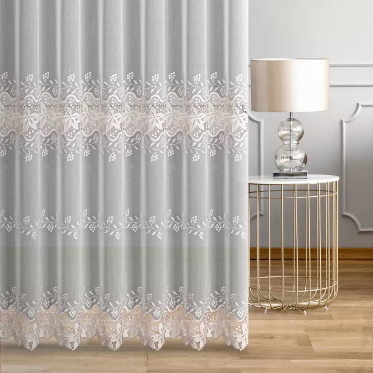 Tkanina firanowa aden,  zdobiona roślinnym haftem i dwoma pasami gipiury,Eurofirany