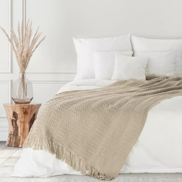 Akrylowy koc o strukturze sweterka z frędzlami Eurofirany
